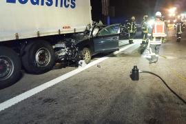 Heute Nacht befuhr ein tschechischer Sattelzug den rechten Fahrstreifen der BAB A 8 zwischen dem Autobahndreieck Eschenried und der Ausfahrt Dachau in Richtung Stuttgart. Kurz nach der Zusammenführung der A 99 zur A 8 bemerkte der 55jährige Lkw-Fahrer einen „Schlag“. 