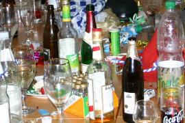 Am 22.03.2019, gegen 20 Uhr, wurde der Polizei mitgeteilt, dass auf dem Olchinger Volksfestplatz ca. 50 Jugendliche feiern und anfangen mit Flaschen zu werfen. Die Polizei rückte daraufhin mit neun Streifen der Polizeiinspektionen Olching, Germering, Fürstenfeldbruck, und des Operativen Ergänzungsdienstes Fürstenfeldbruck an. 