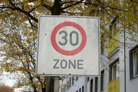 Die Eschenrieder Straße in Gröbenzell wird testweise zur Tempo-30 Straße erklärt. Statt der bislang geltenden Höchstgeschwindigkeit von 50 km/h heißt es jetzt, runter vom Gas.