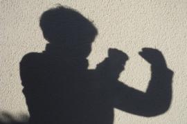 Zu einer handfesten körperlichen Auseinandersetzung kam es am letzten Donnerstagabend gegen kurz vor 20.00 Uhr vor einem Supermarkt in der Feursstraße in Olching. Ein 14jähriger Olchinger  war telefonisch zur Örtlichkeit gebeten worden. Als er dort dann eingetroffen ist, wurde er von einem 16jährigen attackiert.