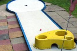 In der Zeit vom 18.03.2019, 19.30 Uhr, bis 19.03.2019, 07.00 Uhr, brach ein unbekannter Täter in das Vereinsheim des Minigolf-Sport-Klub Olching an der Feursstraße ein. Nachdem er an zwei Holzeingangstüren gescheitert war, riss er den Rollladen von einer Glasschiebetür heraus. 