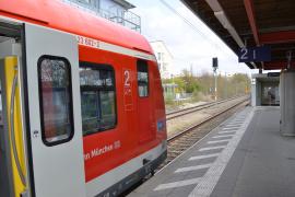 Im Münchner Verkehrs- und Tarifverbund (MVV) werden die ersten elektronischen Fahrscheine auf Chipkarten ausgegeben. Deutsche Bahn (DB)/S-Bahn München und Münchner Verkehrsgesellschaft (MVG) stellen alle bestehenden Abonnements im MVV vom Papierfahrschein auf die neue Chipkarte um. 