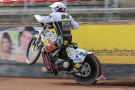  Am Samstag, dem 13. April, startet der MSC Olching in die neue Saison. Ein Rennen gibt es an dem Tag allerdings noch nicht – vielmehr sollen die Fans die Gelegenheit bekommen, einmal genauer hinter die Kulissen des Olchinger Speedwayveranstalters zu schauen. Sowohl die Jungs und Mädels der Motorradjugendgruppe als auch unsere Kartgruppe werden ihren Lieblingssport ausgiebig prästentieren und auf einem Parcours ihre Runden drehen.