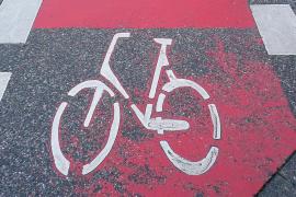 - Bereits am Karfreitag ereignete sich eine Kollision zwischen zwei Fahrradfahrern auf dem Planieweg in Puchheim mit der Folge, dass ein 8-jähriges Mädchen zunächst stürzte und dabei trotz getragenem Fahrradhelm eine Schädelprellung sowie mehrere Schürfwunden am Kinn und an den Armen erlitt. 