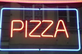  Ein zunächst unbekannter Täter brach am frühen Samstagmorgen gegen ca. 02.00 Uhr in eine Pizzeria in der Senserstraße im Olchinger Ortsteil Neu-Esting ein. Hierzu drückte er ein Fenster auf der Gebäuderückseite ein und gelangte so ins Innere der Gaststätte. Dort hebelte er zwei Geldspielautomaten auf und entnahm jeweils das darin befindliche Bargeld.