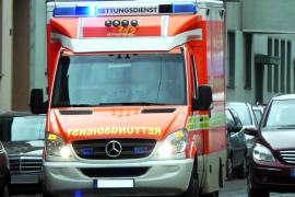 Bereits am letzten Donnerstag, gegen 16:30 Uhr wurde die Besatzung eines Rettungswagens des Bayerischen Roten Kreuzes Fürstenfeldbruck zu einem erkrankten Kind gerufen. Aufgrund der schlechten Parksituation in der schmalen Seitenstraße entschlossen sich die Rettungssanitäter das Fahrzeug mit eingeschalteten Blaulicht und Warnblinkanlage direkt vor dem Haus der Familie abzustellen. 