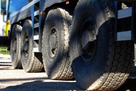 Am Mittwoch 24.04.19 vormittags gegen 08.45 Uhr befuhr ein 34jähriger Lkw-Fahrer die BAB A 96 im Baustellenbereich zwischen den Anschlussstellen Oberpfaffenhofen und Gilching in Richtung München. Nach Angaben der eingesetzten Feuerwehr platzte ein Reifen des Anhängers aufgrund eines technischen Defektes und die schleifenden Reifenteile entzündeten sich. 