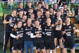 Im Letzten Heimspiel des Landesliga Aufsteiger probiert Trainer Chris Dück einige ausgefallene taktische Varianten aus. Nach zeitweise deutlichem Rückstand erfolgt die positive Wende erst spät.