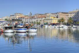 Die Partnerschaft mit Zadar besteht seit dem 2. Oktober 1989. Erste persönliche Kontakte mit Zadar knüpfte der damalige Stadtrat Franz Welte im Jahr 1985 während eines Urlaubs in Zadar. In den Folgejahren fanden mehrere sportliche und offizielle Begegnungen in Zadar und Fürstenfeldbruck statt. 