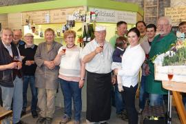 Von der ersten Stunde an, waren Marianne und Peter Weh, vom Hasenhof in Albertshofen, Gemeinde Moorenweis am Brucker Bauernmarkt beteiligt. Marianne Weh war lange Jahre auch Mitglied im Vorstand der Bauernquelle.  Auf dem Markt hat sie Marmeladen, Säfte, sowie Hasen- und Wildprodukte verkauft. Peter Weh hat über sehr viele Jahre die Grillhütte im Bauernmarkt betrieben. 