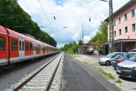Aufgrund steigender Bevölkerungszahlen stößt der Schienenverkehr auch in der Kreisstadt  und der gesamten Region an seine Kapazitätsgrenzen. Die Bayerische Staatsregierung sieht gemeinsam mit dem Bayerischen Landtag ein umfassendes Entwicklungsprogramm für den Bahnausbau in der Region München vor. Es ermöglicht in verkehrlich sinnvollen Schritten eine zukunftsfähige Ausgestaltung des gesamten Schienenpersonennahverkehrs. Der S-Bahn-Entwicklung kommt dabei eine Schlüsselrolle zu.