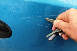 Unfallfluchten sind für viele Autofahrer ein Kavaliersdelikt, ein anderes Auto beim Ausparken anzufahren ohne die Polizei zu verständigen oder davon auszugehen, dass es schon keiner mitbekommen bzw. gesehen hat, stellt für die Verursacher oft kein Problem dar. Ein besonders dreister Fall einer Unfallflucht trug sich am vergangenen Dienstag, den 23.04.19  in der Tristanstraße zu.