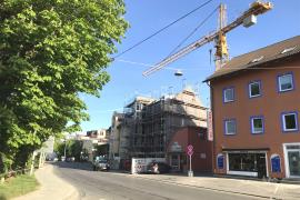 Der Neubau an der Schöngeisinger Straße 62 wird an das Fernwärmenetz angeschlossen. Zuvor sind durch die Stadtwerke die entsprechenden Leitungen zu verlegen. Dies macht eine komplette Sperrung der Straße zwischen der Kapuziner- und Puchermühlstraße vom 29. April bis 10. Mai erforderlich. 