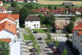 Der Abriss der historischen Keck-Villa in Gilching ist zwar nicht beschlossen. Dennoch votierte ein Teil des Gemeinderats in der jüngsten Ratssitzung dafür, das Gebäude zugunsten bezahlbaren Wohnraums zu opfern. Das will der Verein Zeitreise verhindern und startete am Wochenende eine Unterschriftenaktion. 