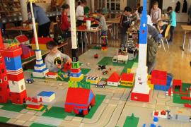 Im Rahmen des Ferienprogramms der Stadt Germering wurde in der Freien evangelischen Gemeinde in der Woche vor Ostern wieder eine Stadt aus Legosteinen gebaut. Den 38 acht- bis elfjährigen Baumeistern standen dabei über 800 Kilogramm Legosteine zur Verfügung, die sie kreativ miteinander kombinieren konnten, so dass eine bunte und vielfältige Stadt entstand.