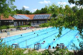 Das Freibad Mammendorf startet am 01.05.2019 um 10:00 Uhr in die Badesaison 2019. Die Mitarbeiter des Bades haben das gute Wetter im April genutzt, um das Bad den Gästen nun in seiner vollen Schönheit präsentieren zu können. Saisonkarten können bereits am Samstag, den 27.04.2019, von 13:00 bis 17:00 Uhr im Freibad erworben werden. 