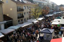 Die Stadt Olching möchte Sie am 5. Mai von 10.00 bis 18.00 Uhr ganz herzlich zum 71. Marktsonntag auf der Haupt- und Feursstraße einladen. Rund 170 Händler werden mit dem gewohnt vielfältigen Warenangebot anreisen. Der größte Teil von ihnen bietet schon seit vielen Jahren auf dem Olchinger Marktsonntag Waren an und bleibt somit den Stammkunden treu. 