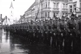 Der Bestseller „Täter auf der Schulbank“ von Dr. Sven Deppisch, erschienen im Tectum Verlag, dient als Vorlage für eine Ausstellung über die Polizeischule Fürstenfeldbruck im Nationalsozialismus. Die Ausstellung ist vom 4.4.2019 bis 7.7.2019 im Kunsthaus des Museums Fürstenfeldbruck zu sehen und ist ein Kooperationsprojekt des Museums mit der Hochschule der Bayerischen Polizei Fürstenfeldbruck. 