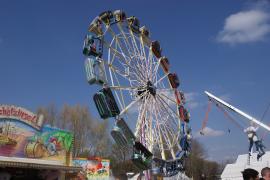 Auch wenn die Temperaturen auf dem Puchheimer Festplatz am ersten Volksfestnachmittag, Freitag, 5. April, noch recht zapfig waren, ging es im Festzelt von Anfang an heiß her. Erster Bürgermeister Norbert Seidl übergab Festwirt Jochen Mörz mit einem symbolischen Schloss für zehn Tage die Hoheit über den Festplatz.