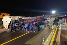 Polizei, Rettungsdienst und Feuerwehren aus Gilching, Geisenbrunn, Unter- und Oberpfaffenhofen sowie die Kreisbrandinspektion wurden Dienstagnacht um ca. 23 Uhr zu einem schweren Unfall auf der Autobahn A 96 im Bereich Gilching alarmiert. In der Meldung hieß es, dass eine Person im Auto eingeklemmt sei. 