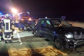 Auf der BAB 8 kam es am Abend des 13. April in Fahrtrichtung München zu einem Verkehrsunfall mit mehreren Fahrzeugen, als kurz vor der Abzweigung zur Eschenrieder Spange gegen 23 Uhr aus bisher ungeklärter Ursache drei Pkw, einer davon mit einem Anhänger, miteinander kollidierten.
