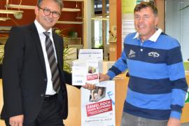Stammzellen retten Leben! Leukämie ist heilbar, wenn rechtzeitig ein passender Stammzellspender gefunden wird. Für Leukämiepatienten weltweit erhöht jeder neu Registrierte die Chance, wieder ganz gesund zu werden. Typisieren lassen kann sich jeder zwischen 17 und 45 Jahren, der gesund und in körperlich guter Verfassung ist. Dabei sind nur wenige Tropfen Blut oder ein Wangenabstrich und ein paar Minuten Zeit notwendig. 