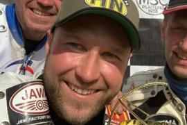 Egal ob beim Speedwayrennen um den 2. Opel AMZ Pokal in Leipzig oder beim Sandbahnrennen in Plattling, Martin Smolinski war weder in Leipzig noch in Plattling zu schlagen. Der Bayer beendete beide Rennen als Maximumsieger. Am Leipziger Cottaweg tut sich wieder was und beim Rennen um den 2. Opel AMZ Pokal in Leipzig war auch Martin Smolinski mit dabei! 