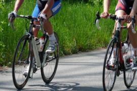 Bereits am Dienstag kam es im Theresianumweg zu einem Verkehrsunfall zwischen zwei Radfahrern. Am Abend, gegen 19:15 Uhr, fuhr ein 19-jähriger Fürstenfeldbrucker mit seinem Rad im Theresianumweg in Richtung Stadtmitte. Auf Höhe der Turnhalle wurde der junge Mann von einer Rennradfahrerin überholt.