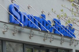 Am Dienstag gegen 17.45 Uhr betrat ein bislang unbekannter Täter die Sparda-Bank in der Arnulfstraße in München. Dort forderte er nonverbal die Herausgabe von Bargeld, indem er einen beschriebenen Zettel vorzeigte, dessen Text seine Forderung nach Geld ausdrückte sowie eine Drohung durch eine angeblich mitgeführte Bombe. 