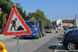 Die Staatsstraßen 2069 und 2345 sowie der Kreisverkehr am Roßhaupter Platz in Olching sind in einem bedauernswerten Zustand. Abgesenkte und aufgebrochene Bereiche in der Teerdecke sind kein Einzelfall, die Pflastersteine am Kreisverkehr sind nicht mehr in Takt und Teerhügel an den Ausfahrten stellen ein Sicherheitsrisiko für Rad- und Motorradfahrer dar. 