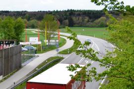 Am Freitagabend ist ein Motorradfahrer auf der B 471 im Landkreis Fürstenfeldbruck schwer verunglückt. Der 56-jährige Kradfahrer war auf der Bundesstraße unterwegs, als er gegen 18:45 Uhr vor einer langgezogenen Linkskurve im Gemeindebereich von Schöngeising mehrere Fahrzeuge überholte. 