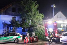 Die  Feuerwehren aus Olching und Esting wurden am späten Donnerstagabend zu einem vermeintlichen Wohnungsbrand in einem Mehrfamilienhaus in die Olchinger Waxensteinstraße alarmiert. Beim  Eintreffen der Rettungskräfte drang Rauch über ein Fenster der Souterrainwohnung. 