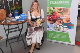 Julia Kiendl, Tourismusbeauftragte des Landratsamts Fürstenfeldbruck bewirbt auf der 2. Regionalkonferenz die Qualitätssiegel für regionale und traditionsbewusste Gastronomie.