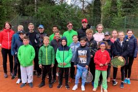 Am Wochenende des 27. und 28. Aprils fanden auf der Anlage des Tennisclub Olching e.V. die diesjährigen Jugendclubmeisterschaften statt. Bei kühlen Temperaturen kämpften 22 Kinder und Jugendliche zwischen 8 und 15 Jahren in vier Altersgruppen um den Titel. 