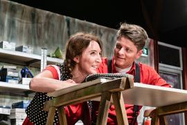 – Beim Theaterfestival des Theaters im Roßstall, Augsburger Straße 8, ist was los: Die Erfolgskomödie „Zwei wie Bonnie und Clyde“ ist noch in drei Aufführungen zu sehen: Samstag, 29.6., Freitag. 5.7., Samstag, 6.7., jeweils um 19.30 Uhr.