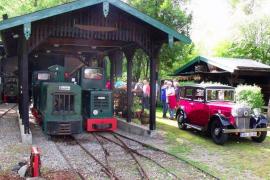 Das lang erwartete Sommerfest im Feldbahnmuseum Fürstenfeldbruck wird am 30. Juni 2019 von 10 bis 17 Uhr mit einem Fahrtag gefeiert. Das am Bahnhof Fürstenfeldbruck liegende Feldbahnmuseum zeigt unter dem Motto "Feldbahnen Allgemein" seine Schätze. Alle 16 bis zu 6,8 Tonnen schweren Feldbahnlokomotiven, 4 Draisinen und 87 Wagen werden auf der 600 mm Spur Bahn zu sehen sein.