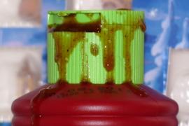 Gestern kam es gegen 15.15 Uhr zu einem Betriebsunfall der außergewöhnlichen Art im Lager einer Firma in der Eichenau. Aus einem dortigen Regal war zunächst eine große Ketchup-Flasche zu Boden gefallen und in der Folge ergoss sich deren Inhalt auf den Boden. 
