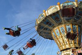 Seit 1949 findet in Olching jährlich das Volksfest mit großem Brillantfeuerwerk  statt. Das traditionsreiche Fest, heuer vom 14. bis 23. Juni,  hat sich seitdem weit über die Landkreisgrenzen hinaus einen Namen gemacht und zieht mit seiner  Mischung aus Geselligkeit, Attraktionen, bayerischen Schmankerln und Brauchtum ein zahlreiches Publikum aus nah und fern an. 