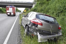 Letzten Mittwoch gegen 17.00 Uhr ereignete sich auf der B 471 ein schwerer Verkehrsunfall. Zwischen Fürstenfeldbruck und Emmering geriet ein 60-jähriger Maisacher mit seinem PKW aus bislang ungeklärter Ursache in den Gegenverkehr. 