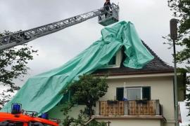 Am Pfingstmontag rollte ein schweres Unwetter über den östlichen Landkreis Fürstenfeldbruck. Besonders schwer traf es die Große Kreisstadt Germering. Bereits wenige Minuten nach dem Unwetter gingen die ersten Anrufe bei der Feuerwehr ein. Neben vereinzelt umgefallenen Bäumen oder überschwemmten Räumen gab es fast ausschließlich kaputte Dachfenster und defekte Dächer. 