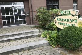 Die Stadt Olching hatte laut einer Pressemitteilung im Februar 2018 nach intensiven Verhandlungen die Gelegenheit, das ehemalige Hotel Mühlbach zu erwerben. Damit verbunden war das Bestreben, eine zukunftsfähige und gebietsverträgliche Nutzung in der Wohnsiedlung zu etablieren. 