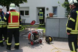 - Montagmittag, gegen 13.15 Uhr kam es im Schwaigfeld in der Luitpolstraßezu einem Küchenbrand in einem Einfamilienhaus.  Aus zunächst ungeklärter Ursache brach im Erdgeschoß ein Feuer aus, der schnell die Kücheneinrichtung erfasste.