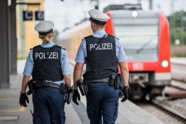 - Am vergangenen Mittwoch gerieten Reisende in einer Regionalbahn auf Höhe Pasing derart in Streitigkeiten, dass ein sitzender 60-Jähriger ins Gesicht getreten wurde. Nach einer Erstversorgung durch den Rettungsdienst wurde er in ein Krankenhaus gebracht. 