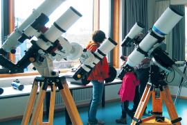 In der Nacht von Dienstag, 16. auf Mittwoch, 17. Juli ist eine partielle Mondfinsternis zu bestaunen. Der Mond wird bis zu 66% verfinstert werden. Auf unserer geografischen Breite tritt der Erdtrabant gegen 22.01 Uhr MESZ in den Kernschatten der Erde, den er um 01.00 MESZ am 17. Juli wieder verlässt. 