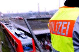 Zwei Jugendliche, die im Bereich zwischen Herrsching und Pasing am Samstagabend auf S-Bahnen surften, konnten dank eines Anrufers von Beamten der Bayerischen Landespolizei am S-Bahnhaltepunkt Neugilching gestoppt werden. 