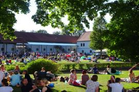 Am kommenden Samstag, den 27.7. feiern wir auf der Waaghäuslwiese im Klosterareal Fürstenfeld Freiheit, Gewaltlosigkeit und ein friedliches Miteinander, Hippies und Schlaghosen, Woodstock und Blumenkleider! 