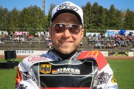 Es ist quasi Halbzeit in der Saison 2019. Einige Titelentscheidungen sind inzwischen gefallen und Martin Smolinski hat sich unter anderem seinen siebten deutschen Meistertitel auf der Speedwaybahn gesichert. Im Kampf um Weltmeisterschaftsgold hat der Bayer ebenso die Nase vorn und auch in der deutschen Bundesliga ist der Olchinger mit den Devils des AC Landshut auf Finalkurs. 