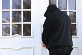 Am vergangenen Samstag meldete sich ein 81-jähriger Germeringer gegen 09.30 Uhr bei der Einsatzzentrale, um einen Einbruch bei sich zu Hause mitzuteilen. Der Rentner gab an, dass es für die Spurensicherung der Polizei keine Einbruchsspuren zu sichern gäbe, da der mutmaßliche Täter sich vermutlich mit dem  seit einiger Zeit „vermissten“ Haustürschlüssel seiner Frau Zugang verschafft hatte. 