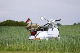 Glück im Unglück hatte am Samstagmittag ein 63-jähriger Vespa-Fahrer. Der Familienvater machte mit seinem Sohn einen Motorrad-Ausflug, als es auf der St. 2067 zwischen Buch und Breitbrunn am Ammersee zum Zusammenstoß kam.