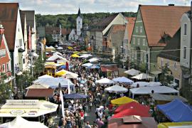 Die Brucker Innenstadt hat in puncto Einkaufen und Erlebnis viel zu bieten. Akteure aus den Bereichen Einzelhandel, Verwaltung, Vereine, Gastronomie und Gewerbeverband leisten wichtige Beiträge zum Thema Stadtmarketing. Bisher allerdings ohne eine durchgängige Koordination der einzelnen Akteure und Aktionen. 